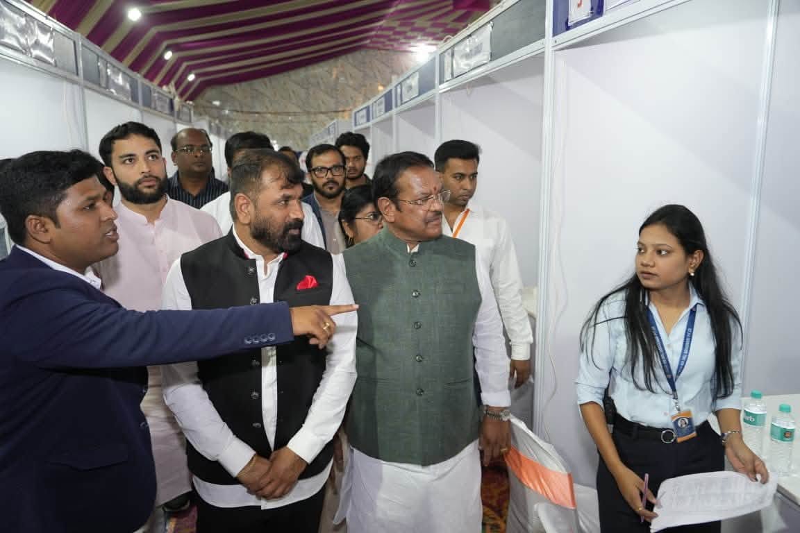 कंपन्यांचे स्टॉल्स व गर्दी